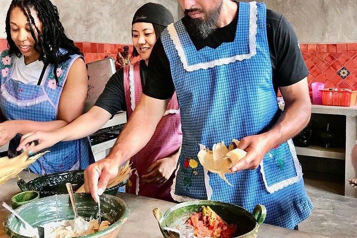 伝統的な料理教室：オアハカ風モーレの作り方を学ぶ