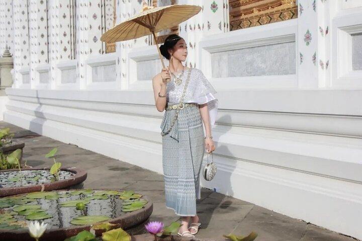 Private Photoshoot with Thai Traditional Dress at Wat Arun