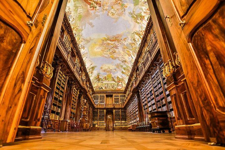プラハのストラホフ修道院と図書館プライベートウォーキングツアー