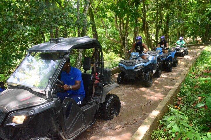 オーチョ リオスのブルーホールとATV