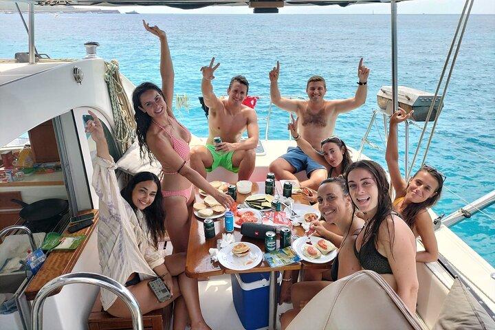 イビサ島からフォルメンテラ島へのカタマランセーリング旅行