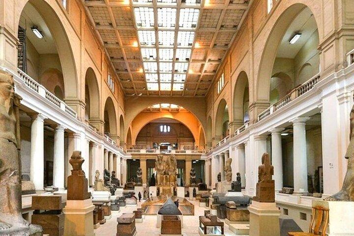 Esplora i punti salienti del Cairo in un giorno da Hurghada.
