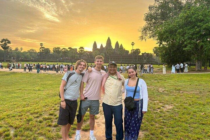 Private guided Full -day Angkor tour with sun set
