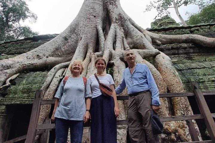 Private guided Full -day Angkor tour with sun set