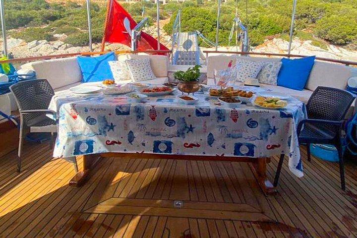Excursion en bateau privé à Bodrum – 6 heures avec pause déjeuner et baignade