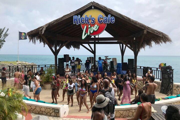 Full Day Tour of Negril Beach: Margaritaville & Rick's Cafe Live