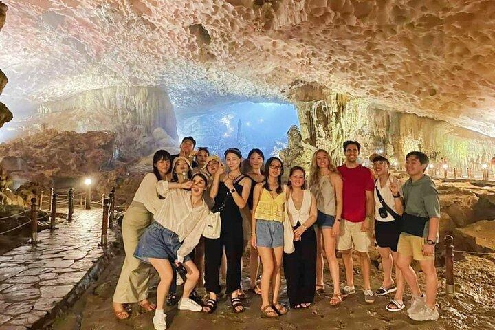 Tour di un giorno premium di Alova Cruise Visita i punti salienti di Halong Bay