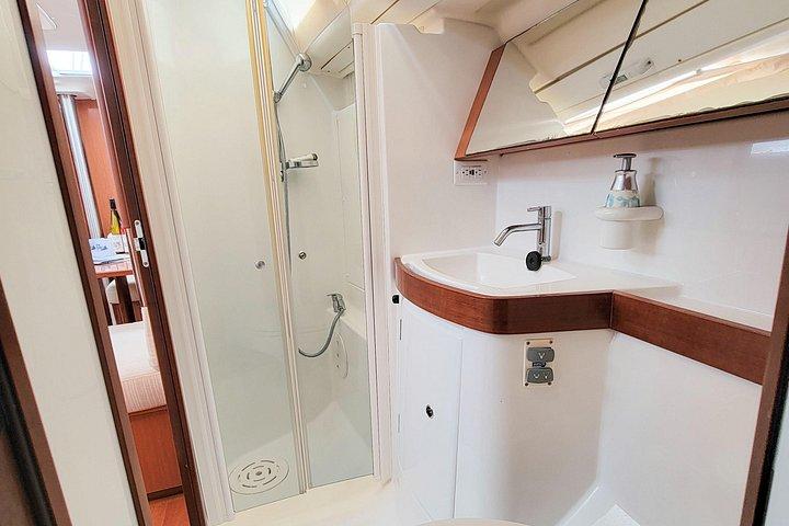 Excursion privée du matin en voile, dauphin et histoire sur Mystique