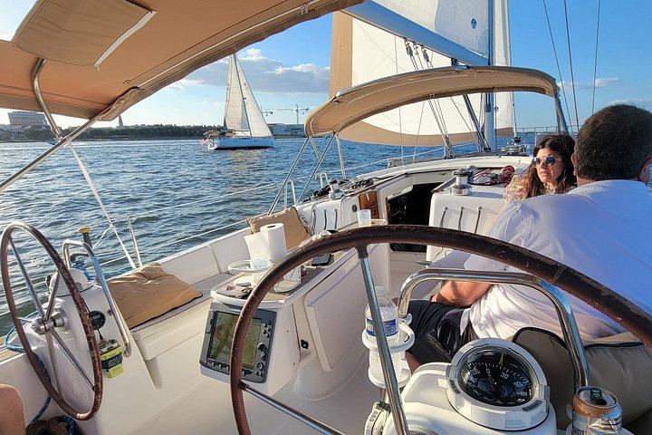 Excursion privée du matin en voile, dauphin et histoire sur Mystique