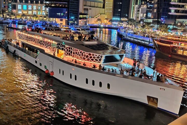 Dubai Mega Yacht Dinner Cruise – Skyline & Entertainment