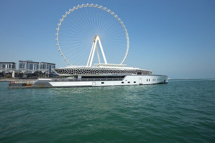 Dubai Mega Yacht Dinner Cruise – Skyline & Entertainment