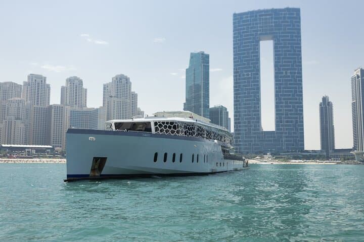 Dubai Mega Yacht Dinner Cruise – Skyline & Entertainment