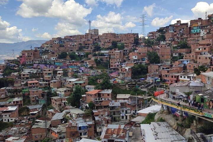 Comuna 13 History and Graffiti Tour with Cable Car
