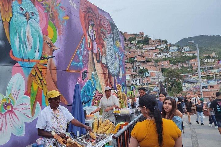 Comuna 13 Tour di storia e graffiti con la funivia