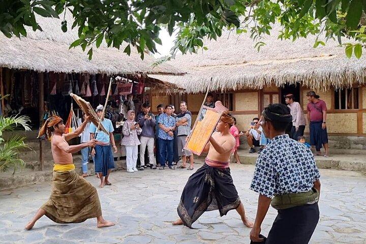 Lombok: Traditioneller Sasak-Stockkampf und Gendang-Beleq-Tanz