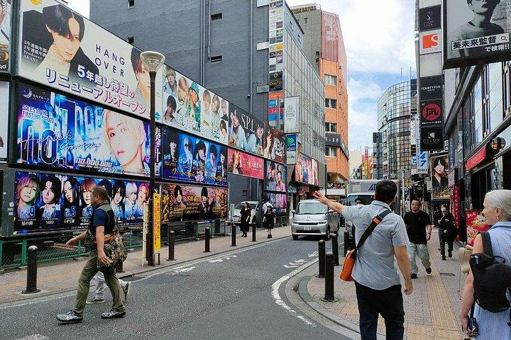 Golden Gai Hidden Eats ガイドによるパーソナライズされた新宿フードツアー