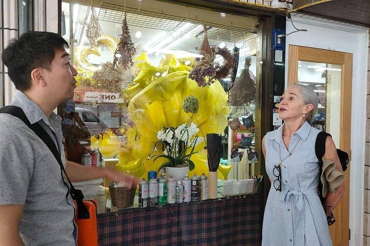 Golden Gai Hidden Eats ガイドによるパーソナライズされた新宿フードツアー