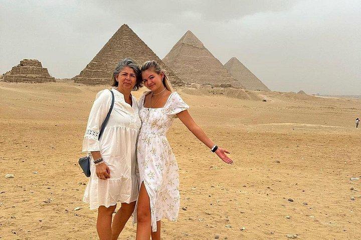 ギザのピラミッド、メンフィス、サッカラを巡るカイロのプライベート日帰り旅行。