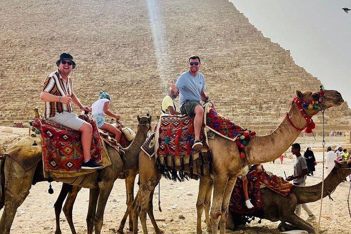 ギザのピラミッド、メンフィス、サッカラを巡るカイロのプライベート日帰り旅行。