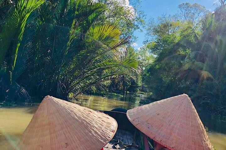 Explora el mercado flotante con la gente local