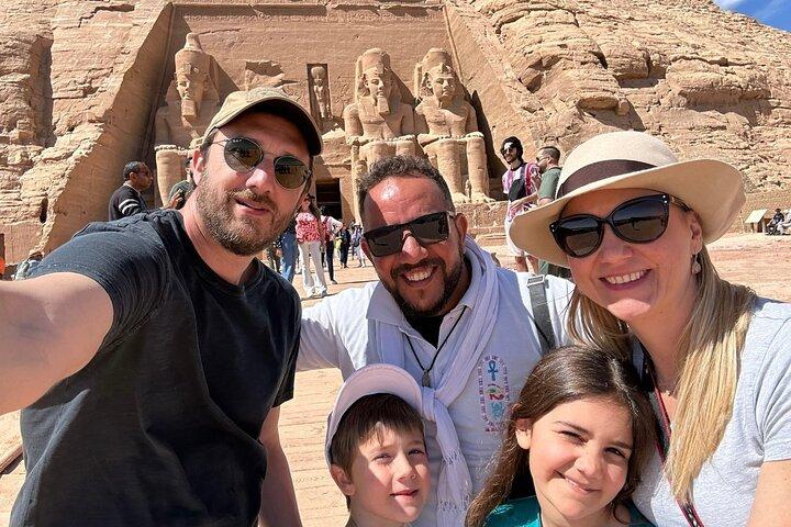 Tour privato di un giorno ai templi di Abu Simbel e al villaggio nubiano da Assuan