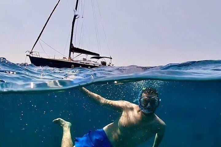 Tour in Barca a Vela con Pranzo e Soste per Nuotare
