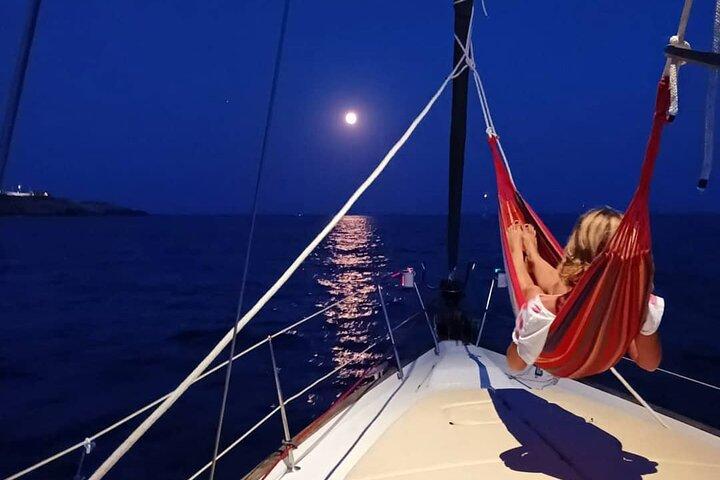 Tour in Barca a Vela con Pranzo e Soste per Nuotare