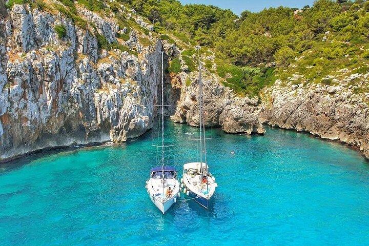 Tour in Barca a Vela con Pranzo e Soste per Nuotare