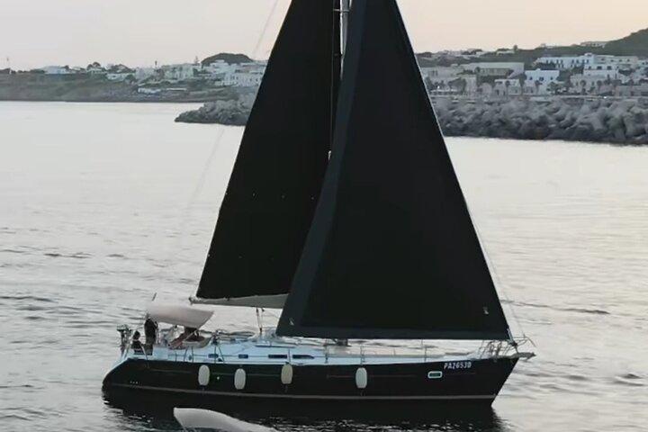 Tour in Barca a Vela con Pranzo e Soste per Nuotare