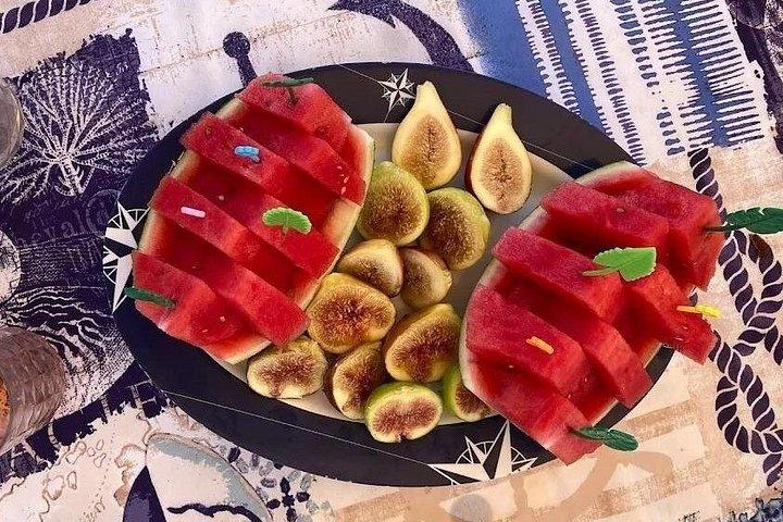 昼食と水泳の停留所を含むセーリング ボート ツアー