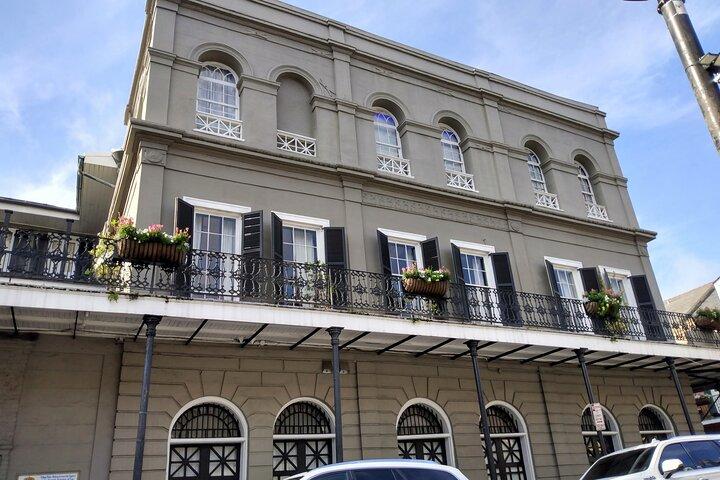 Pub Crawl : New Orleans Spooky Spirits Ghost Tour (パブ・クロール : ニューオーリンズ・スプーキー・スピリッツ・ゴースト・ツアー)