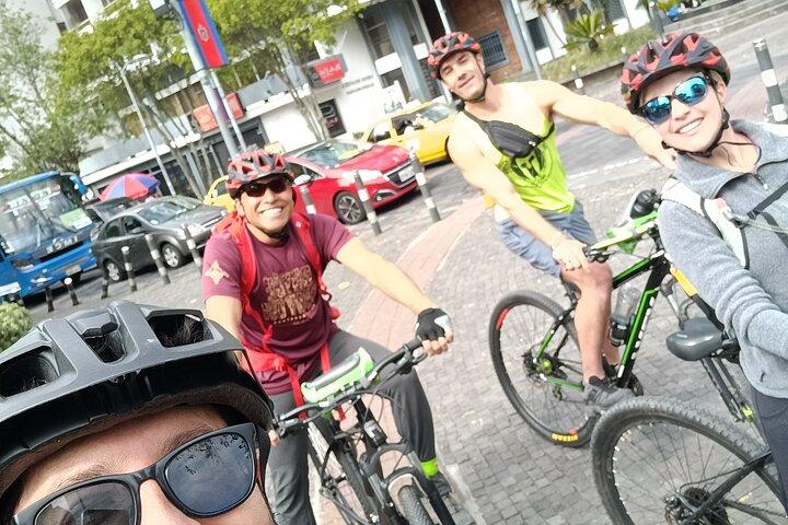 Tour de Medio Día en Bicicleta Descubriendo Quito
