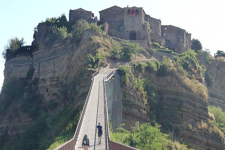Tour privado de Civita di Bagnoregio "La ciudad moribunda" desde Roma