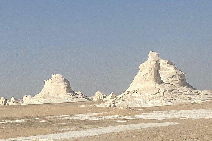 カイロ発、ユニークな白砂漠を探索する 2 日間