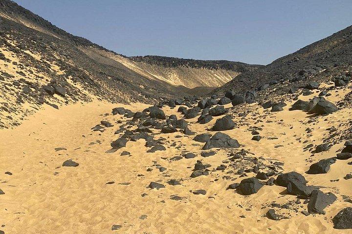 カイロ発、ユニークな白砂漠を探索する 2 日間