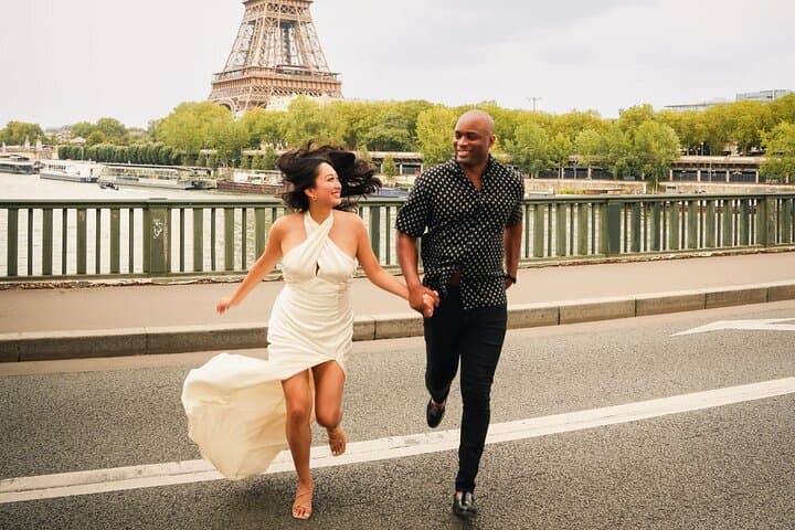 Professional Eiffel Tower Photo Tour with VOGUE Photographer