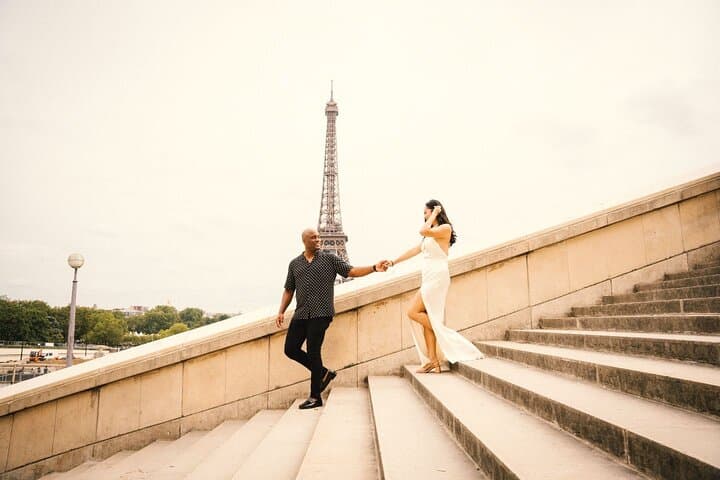 Professional Eiffel Tower Photo Tour with VOGUE Photographer