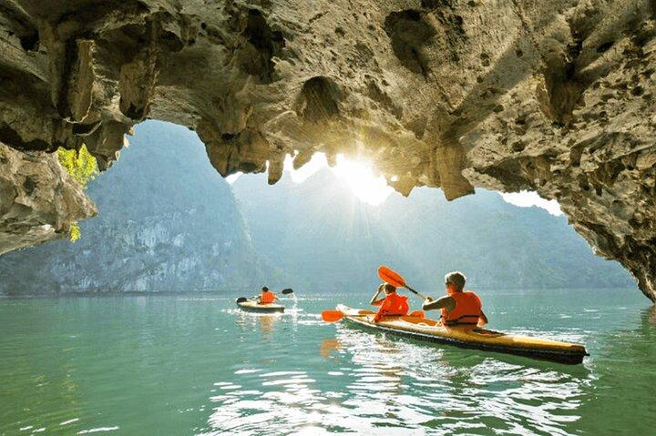 Halong Bay Ambassador Tagestour mit ultimativem Luxuserlebnis