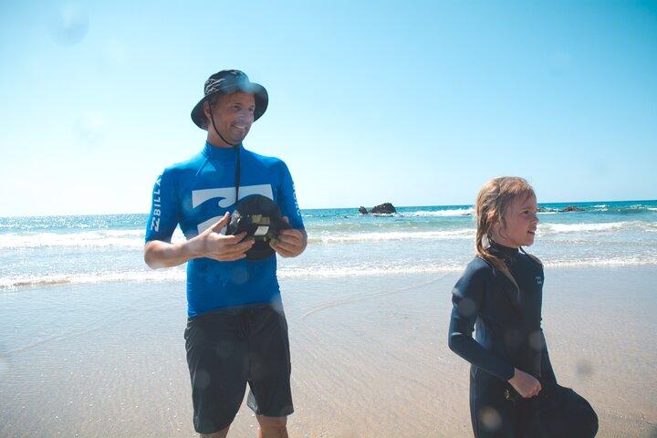 Curso de surf guiado para crianças e famílias nas praias de Fuerteventura