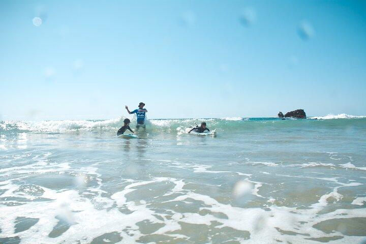 Curso de surf guiado para crianças e famílias nas praias de Fuerteventura