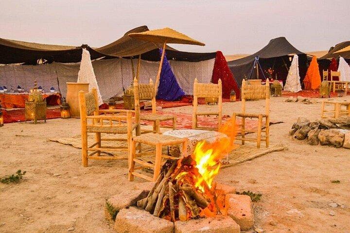 Marrakesch: Magisches Abendessen in der Agafay-Wüste und Sonnenuntergangserlebnis