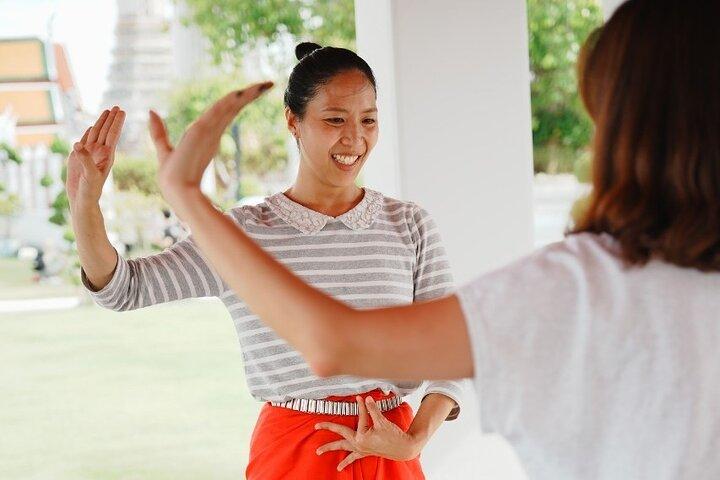 Clase de danza tailandesa en Wat Arun