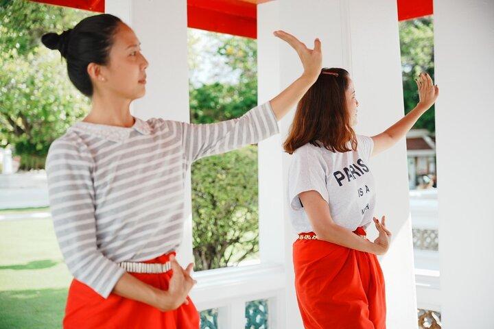 Clase de danza tailandesa en Wat Arun
