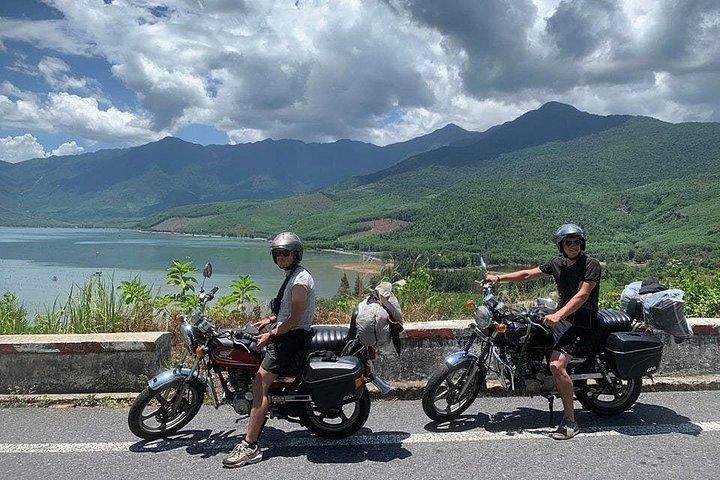 地元ライダーとスクーターで行くフエ市内ツアー