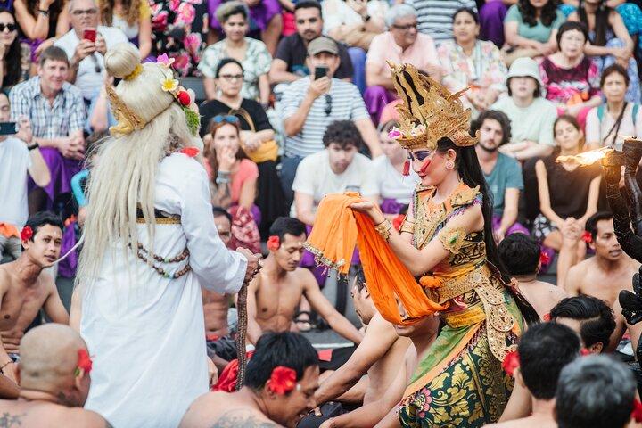 行列スキップ ツアー : ウルワツ寺院とケチャ ファイヤー ダンス ツアー – 半日
