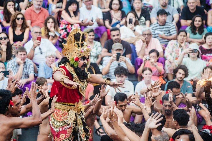 行列スキップ ツアー : ウルワツ寺院とケチャ ファイヤー ダンス ツアー – 半日