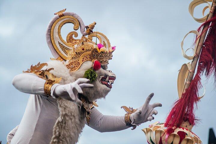 行列スキップ ツアー : ウルワツ寺院とケチャ ファイヤー ダンス ツアー – 半日