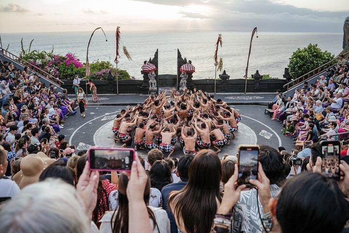 行列スキップ ツアー : ウルワツ寺院とケチャ ファイヤー ダンス ツアー – 半日