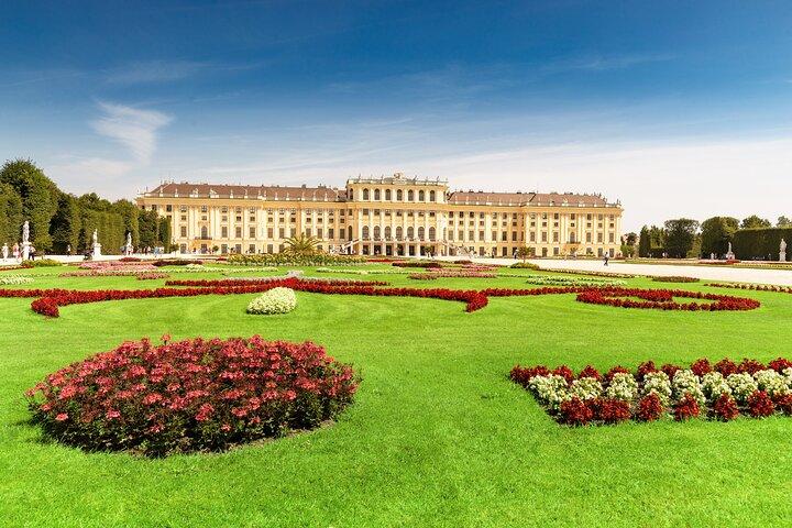 Fast-Track-Tour durch Schloss Schönbrunn mit Reiseführer und Transfers