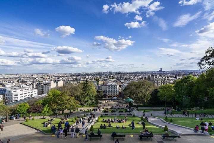 Montmartre guided walking tour with local guide in small group
